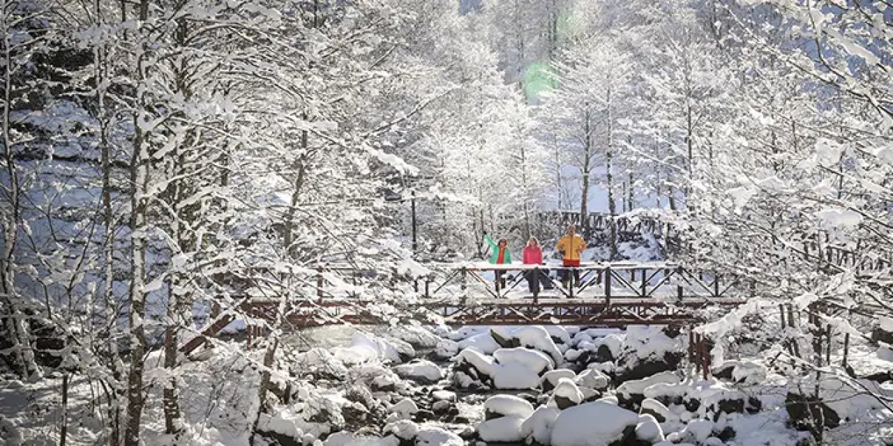 Trabzon'da doğaseverler Kadıralak Yaylası'nda karın tadını çıkardı
