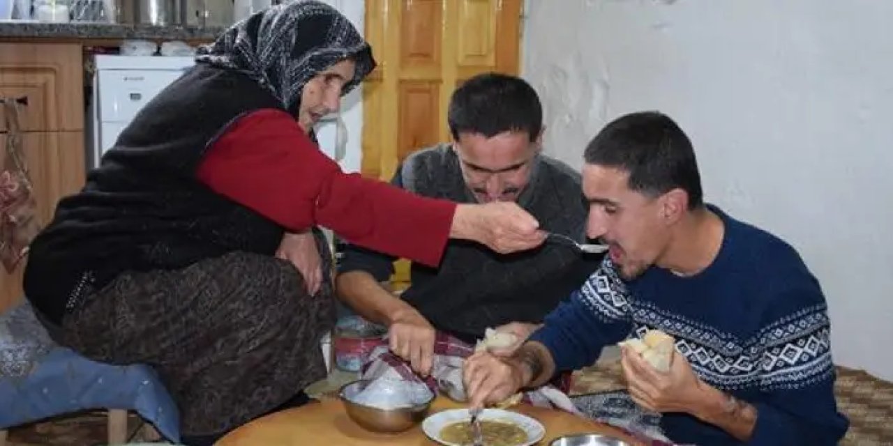 Gümüşhane'de bir annenin sevgi yolu! Ömrünü engelli oğullarına adadı