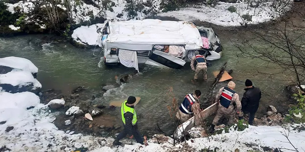Trabzon'dan Gümüşhane'ye giderken dereye yuvarlandı! 1 yaralı