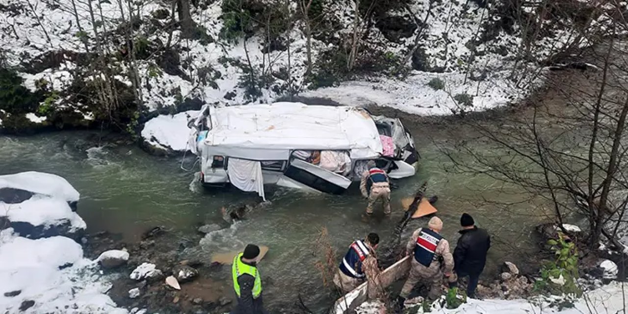Trabzon'da Gümüşhane'ye halk pazarına gidiyordu! Minibüs dereye yuvarlandı