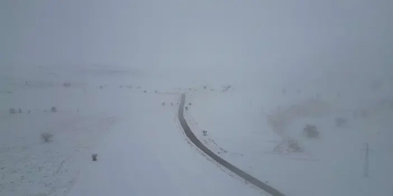 Bayburt'ta kar yağışı ve sis etkili oluyor