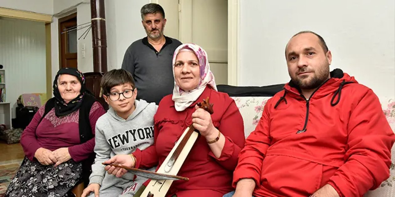 Babasından öğrendi! 3 çocuk annesi 20 yıldır kemençe çalıyor