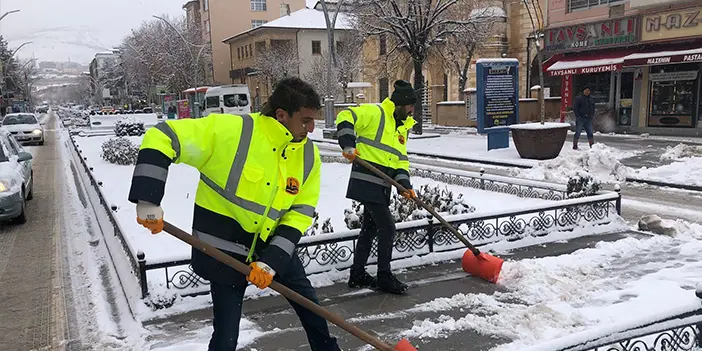 Bayburt'ta aralıksız kar yağışı! Ekiplerin kar mesaisi sürüyor