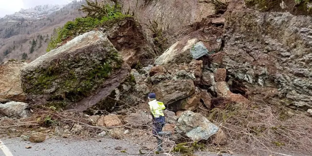 Trabzon'da heyelan! Santa Yolu ulaşıma kapandı