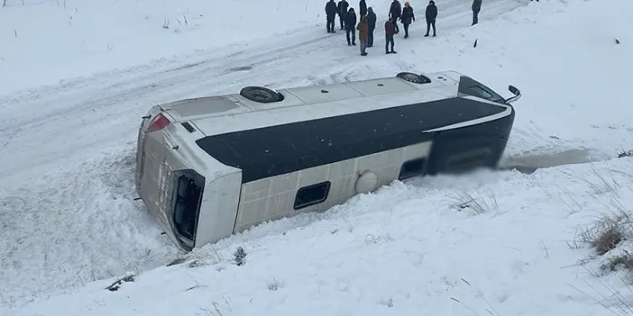 Cenazeden dönen otobüs devrildi! 14 yaralı var