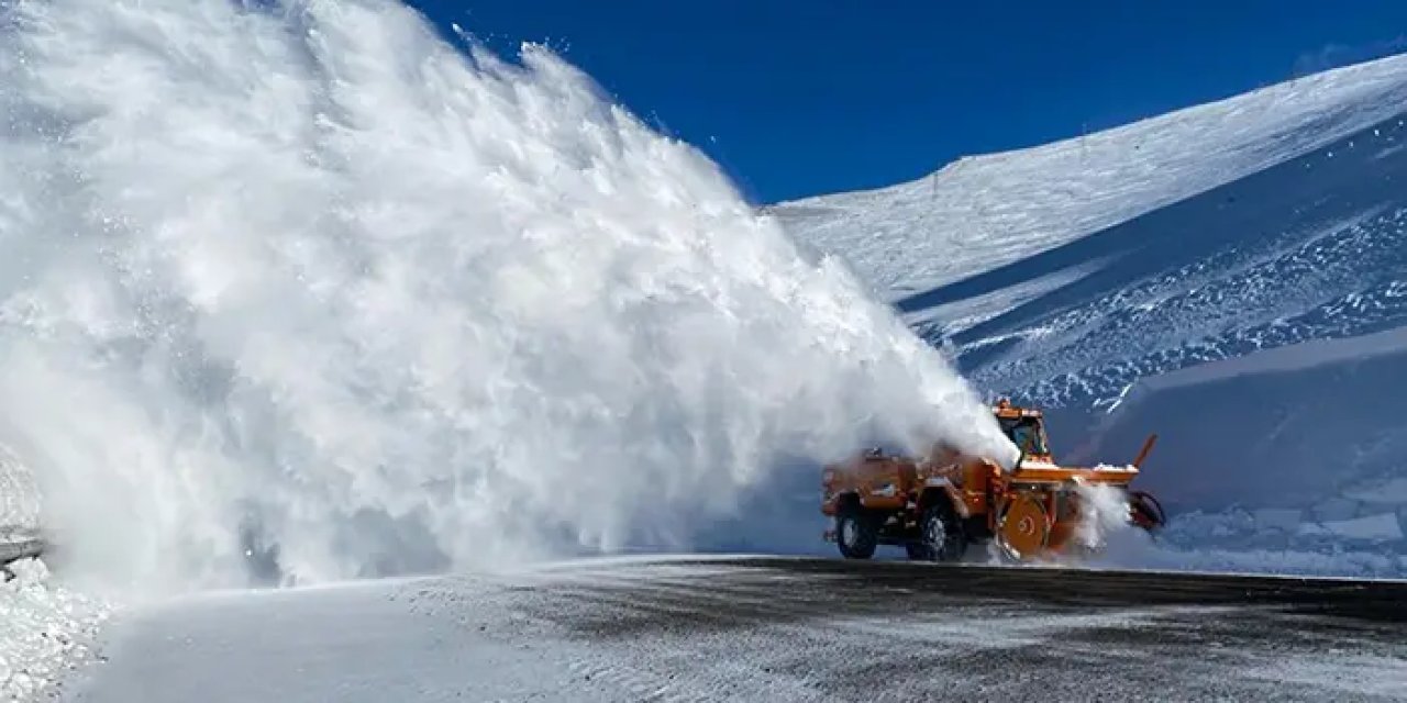 Ardahan-Artvin kara yolunda genişletme çalışması sürüyor