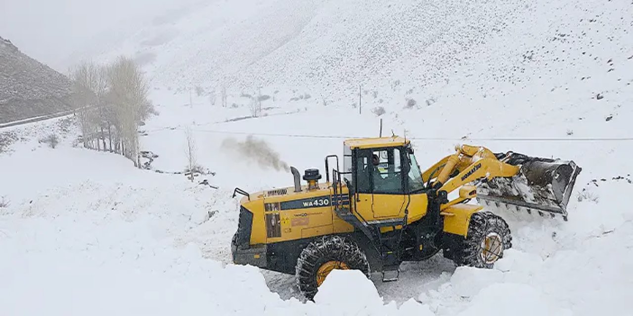 Bayburt’ta çığ nedeniyle kapanan köy yolu yeniden ulaşıma açıldı