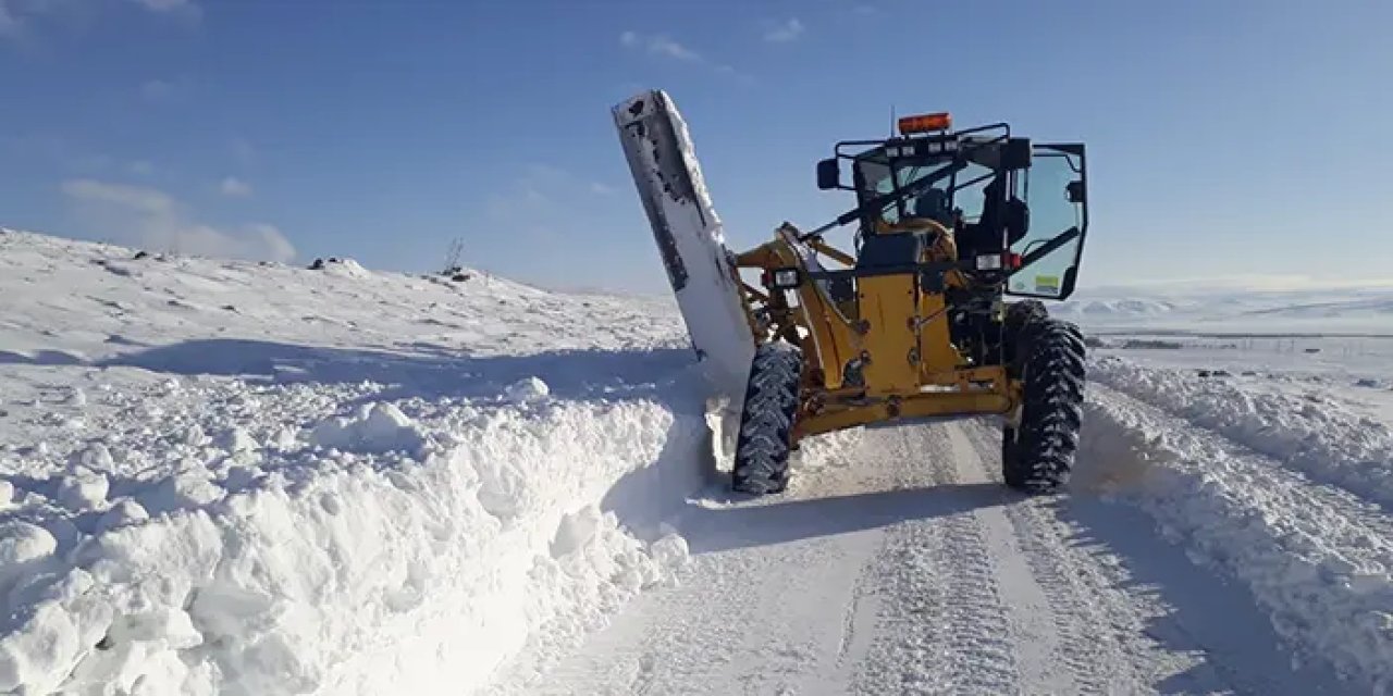 Bayburt'ta  kapanan yollar ulaşıma açıldı