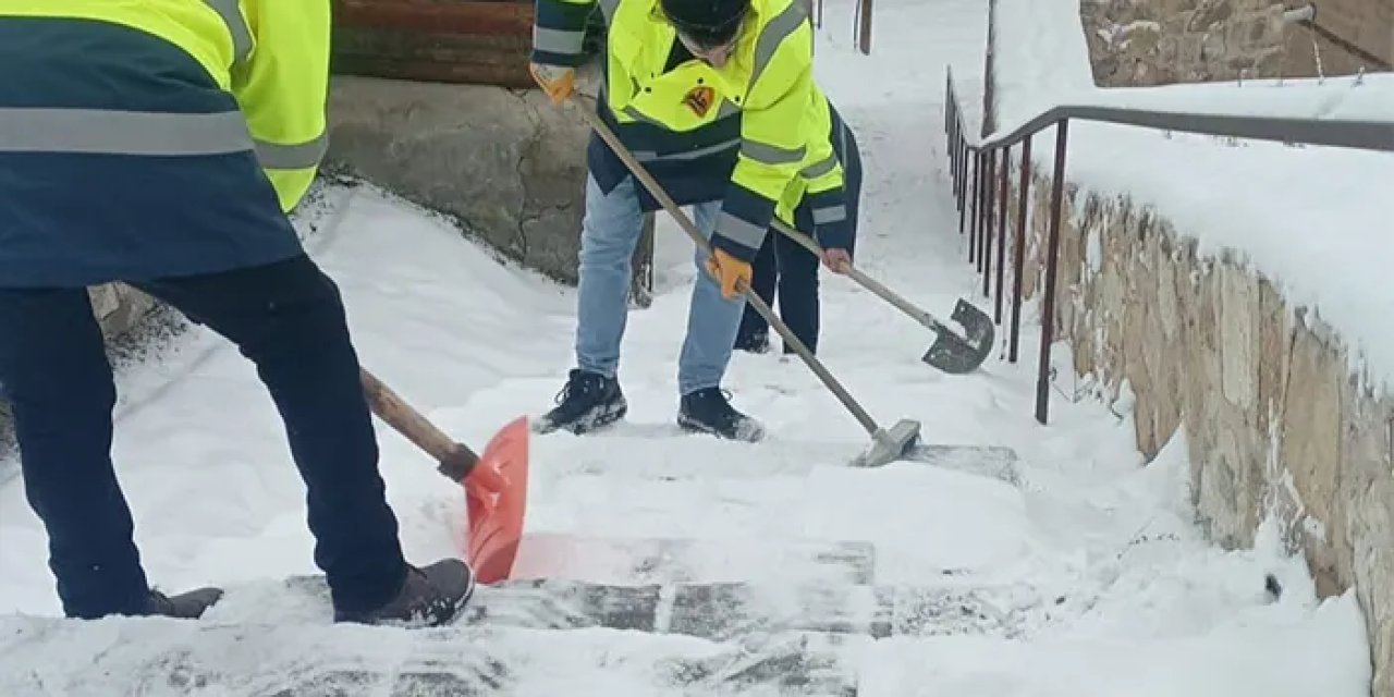 Bayburt'ta karla mücadele aralıksız sürüyor