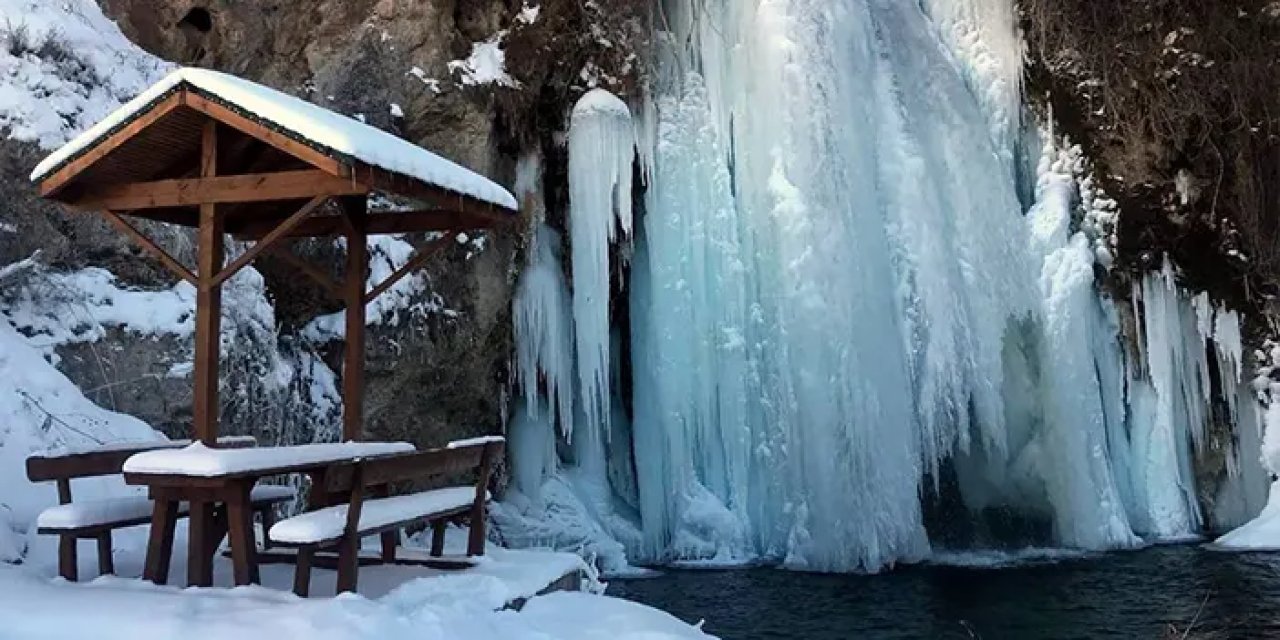 Bayburt'ta şelale buz tuttu! Kartpostallık görüntüler ortaya çıktı