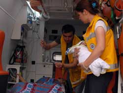 Bebeğini ambulansta doğurdu