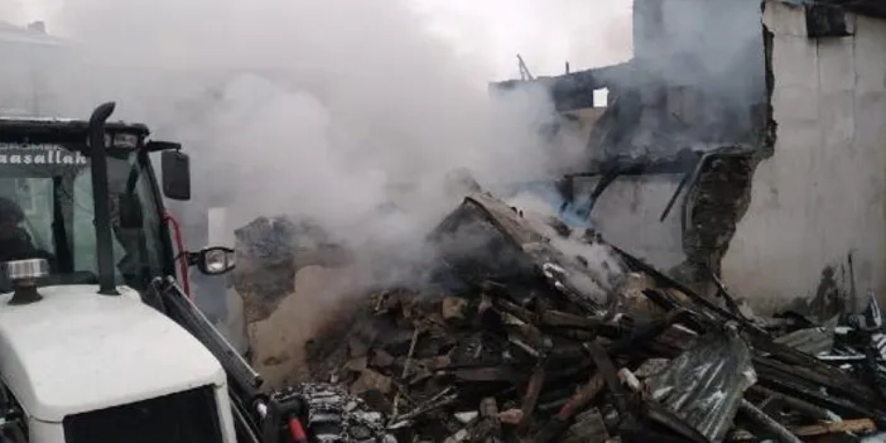 Ahşap ev alev alev yandı! Anne canını zor kurtardı, oğlundan acı haber geldi