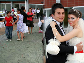 Yetiştirme yurdu gelin damat verdi