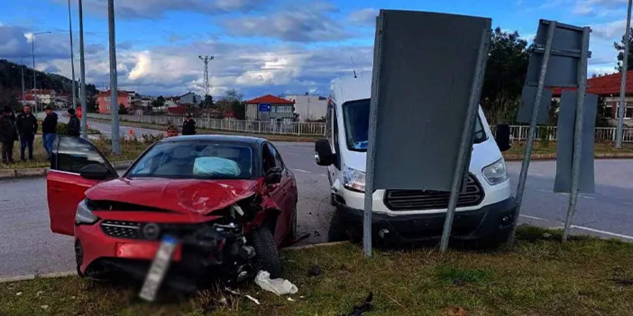 Samsun Yakakent’te Minibüs ve Otomobil Çarpıştı: 2 Yaralı