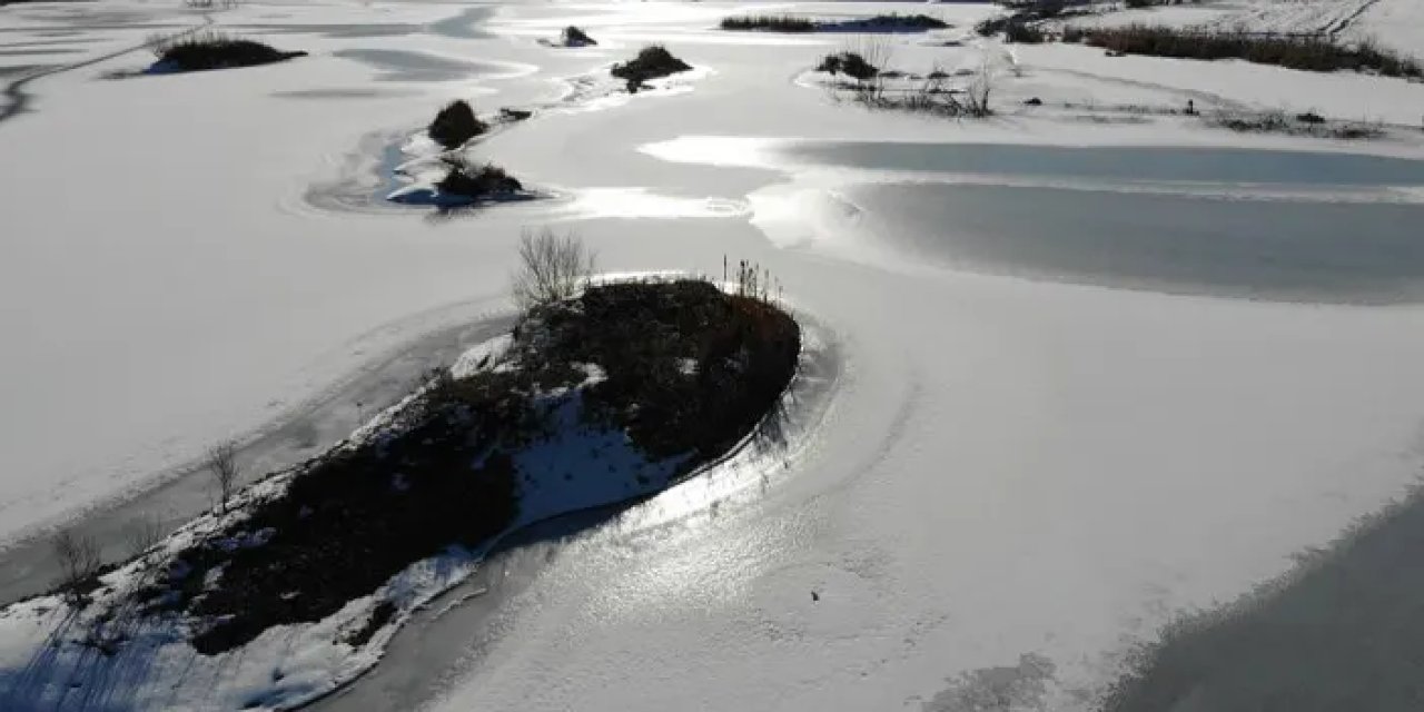 Bayburt'ta gölet ve akarsular dondu