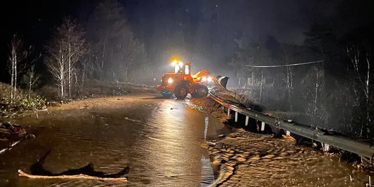 Sel ve heyelan cemaati camide mahsur bıraktı