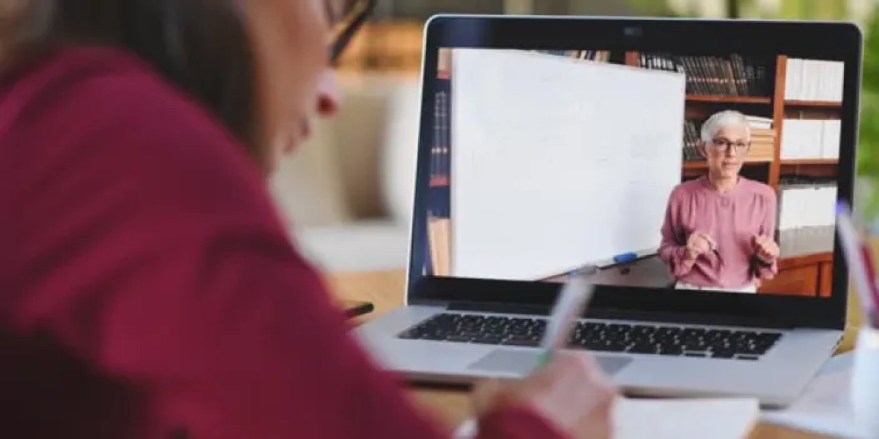 Çevrimiçi derslerde öğrenciler için bilgilendirici videolar nasıl oluşturulur?