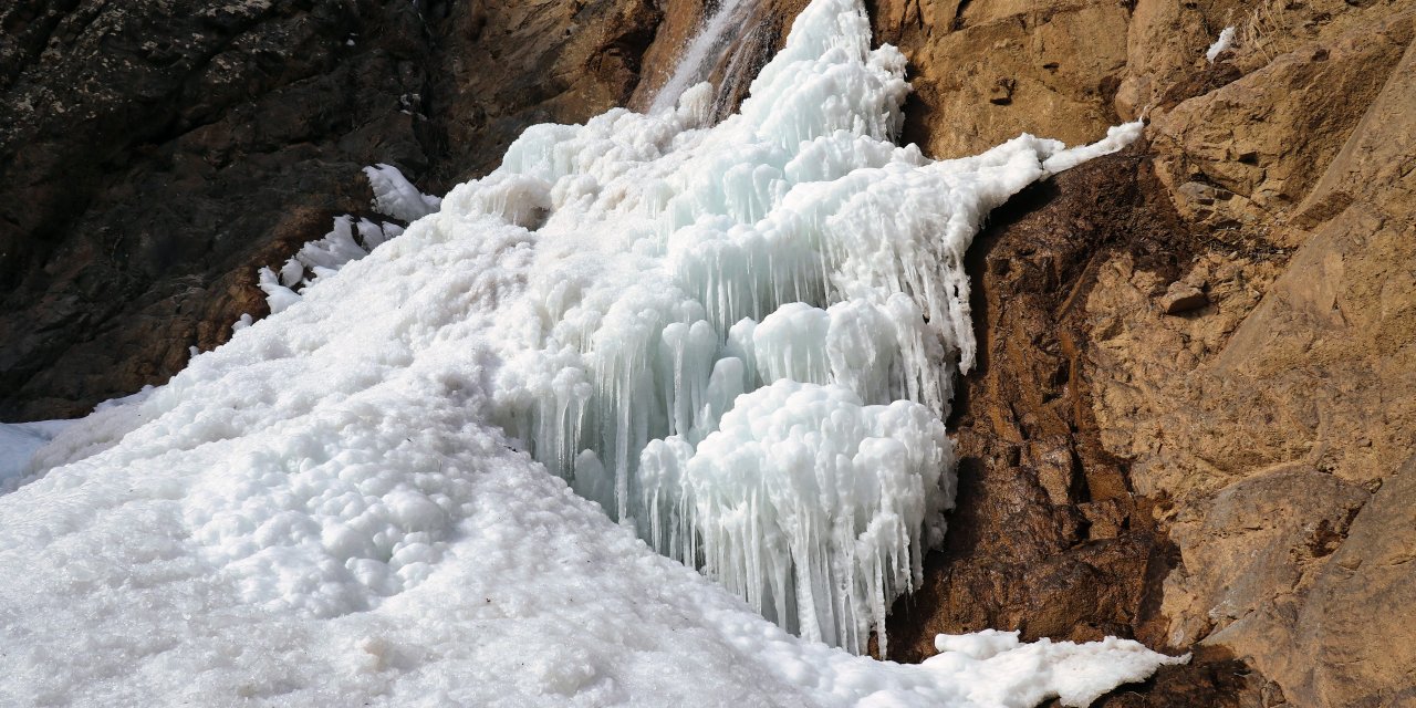 Gümüşhane’deki Durmuşlu Şelalesi buz tuttu! Görüntüsü ile büyüledi