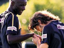 Yattara esprileri ile güldürüyor