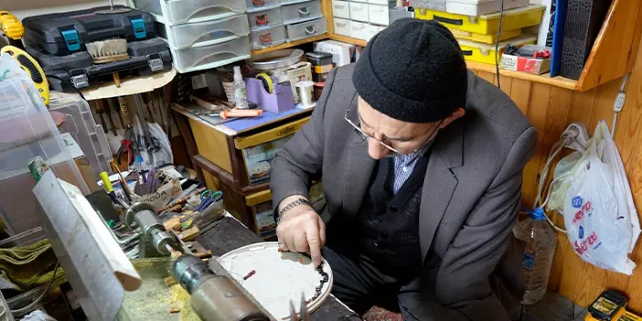 Gümüşhane’de 35 yıldır tek eliyle tesbih diziyor