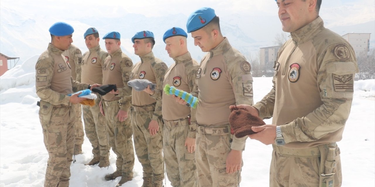 Trabzon'dan Hakkari'ye sıcak dokunuş! 57 yaşındaki kadının el emeği mehmetçiğe ulaştı