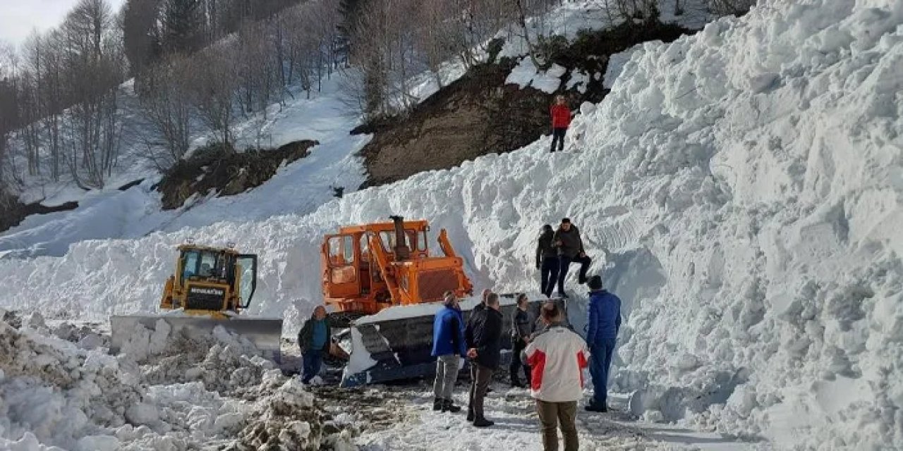 Artvin'de çığ altında kalmıştı! İş makinesi 10 gün sonra çıkarıldı