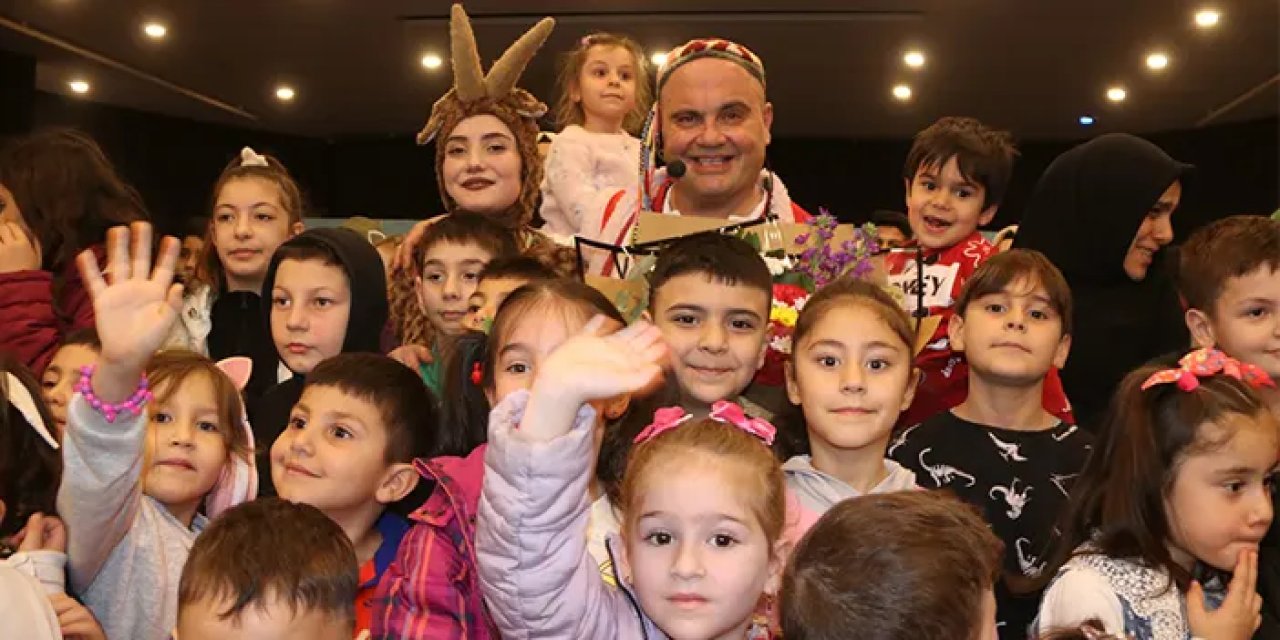 'Bana Bir Masal Anlat' çocuk tiyatrosu Akçaabat'ta sahnelendi