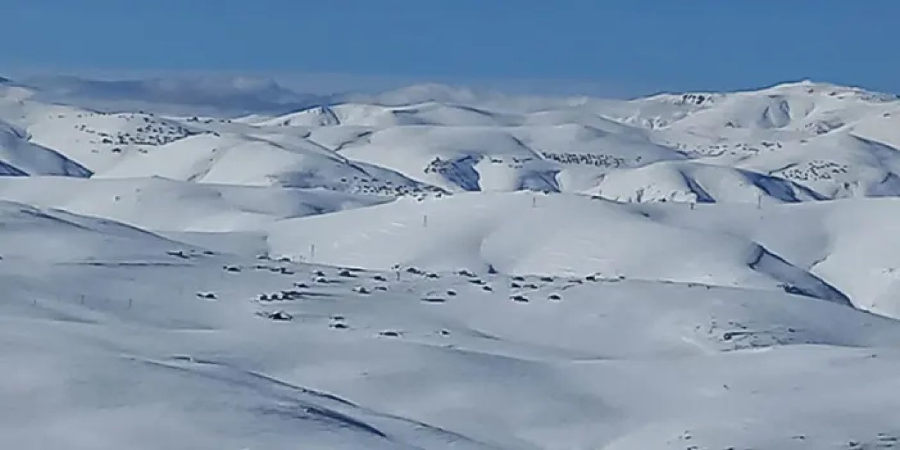 Bayburt'ta kar yağışı etkili oldu! Yayla evleri karla kaplandı