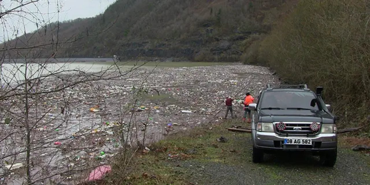 Artvin'deki sel Muratlı Baraj Gölü'nü çöplüğe çevirdi