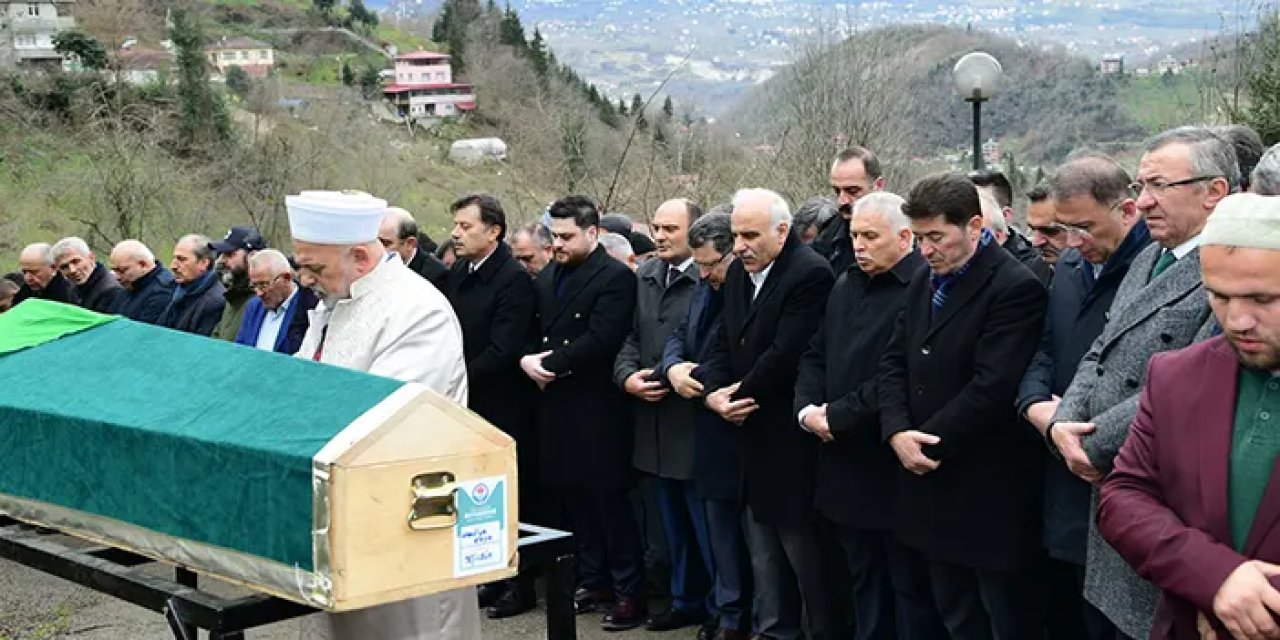 Trabzon'da CHP'li Ahmet Kaya'nın annesi son yolculuğuna uğurlandı