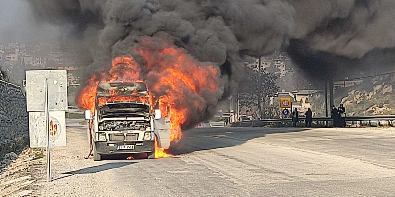 Hatay'da bir yolcu minibüsü alevlere teslim oldu! Faciadan dönüldü