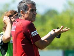 Yardımcı hakem Güneş'i attırdı