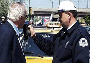 Alkollü yakalanan yandı!