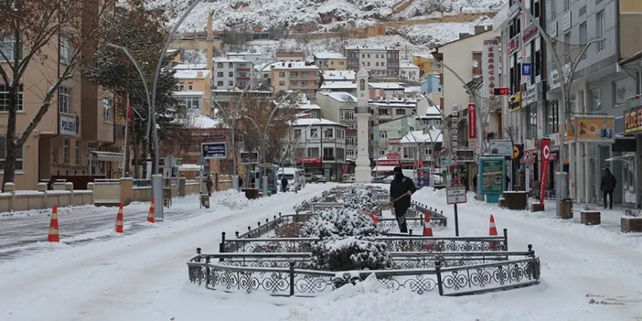 Bayburt'ta kar yağışı yeniden başladı