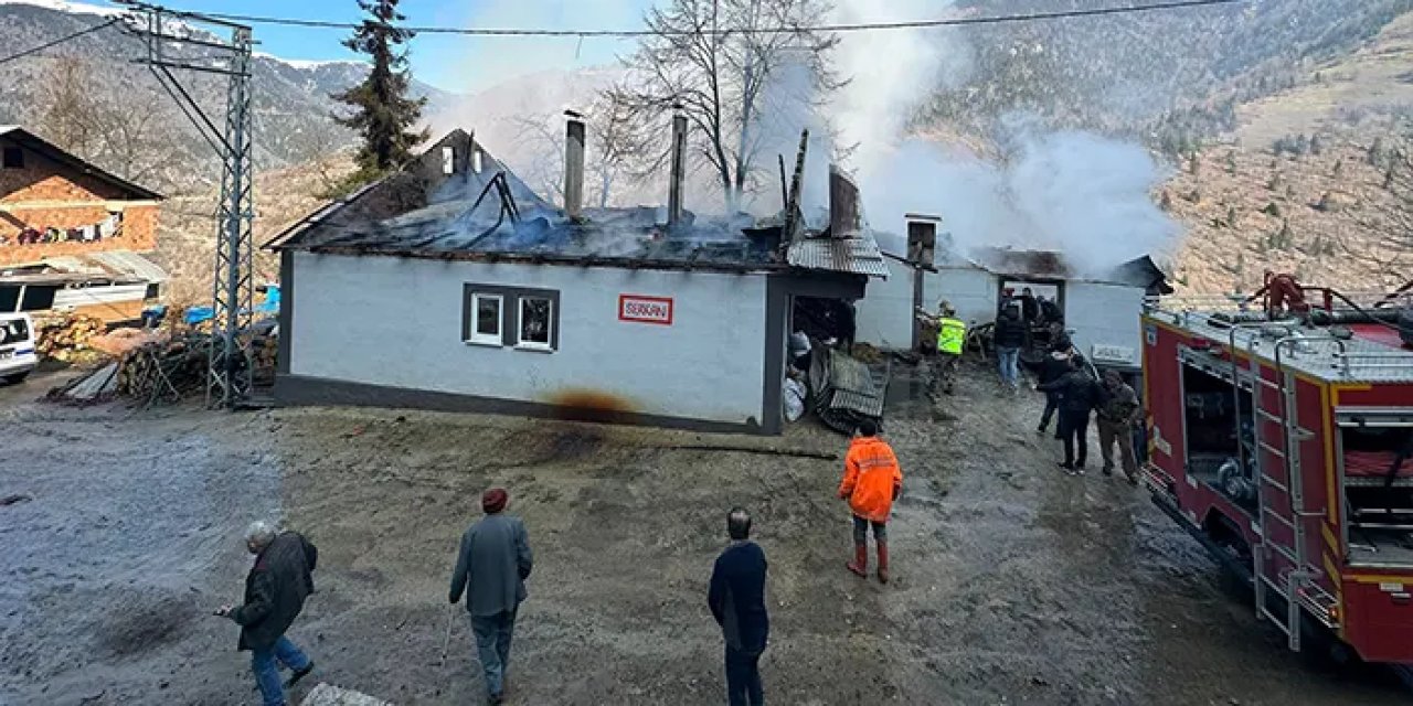 Evin teras ve çatı katı küle döndü! 4 engelli birey yaşıyordu