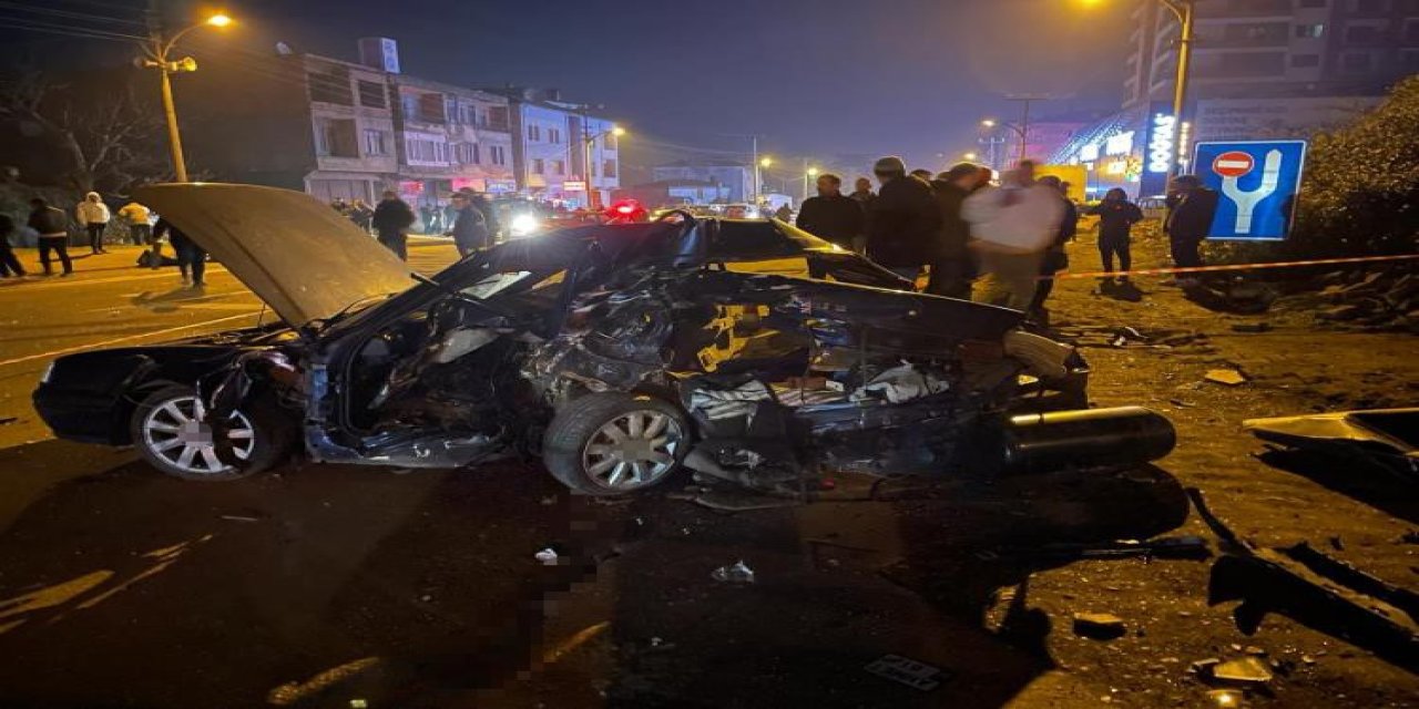 Trabzon'da 2 otomobil çarpışarak hurdaya döndü! 6 yaralı
