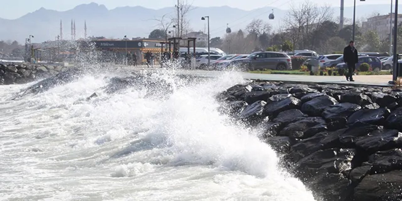 Ordu'da dev dalgalar! Karadeniz kıyıyı dövdü