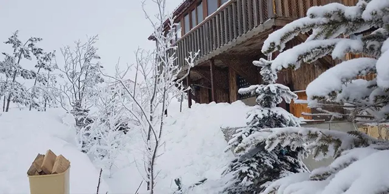Bayburt'ta lapa lapa kar yağdı! Kar kalınlığı 4 metreyi buldu