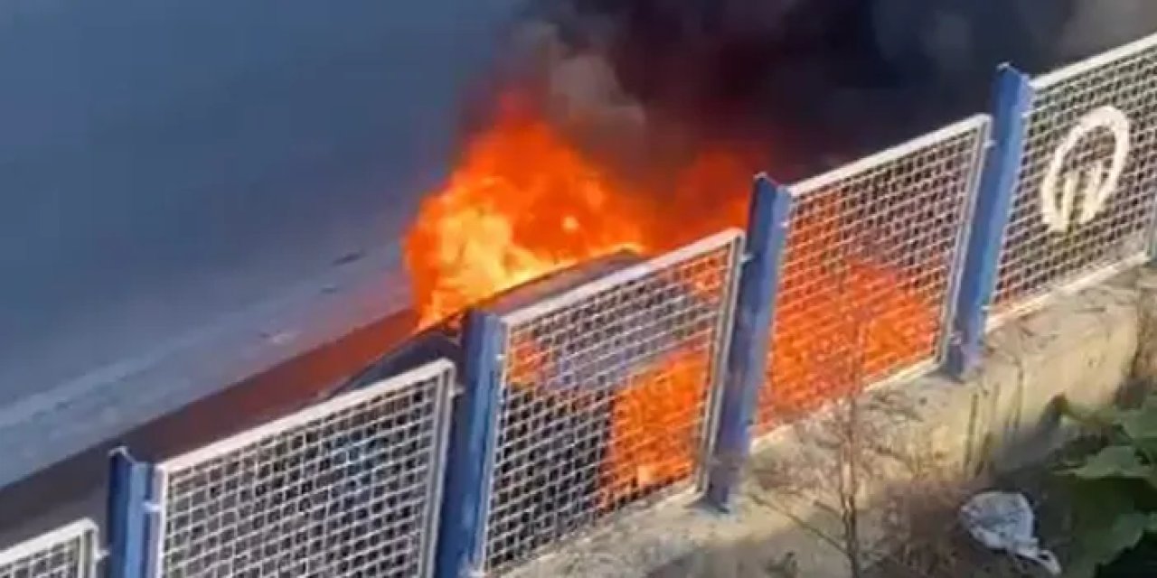 Trabzon'da seyir halindeki otomobil yandı! O anlar kameraya yansıdı