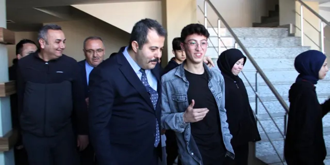 Samsun'da Vezirköprü Kaymakamı Kaya öğrencilerle buluştu