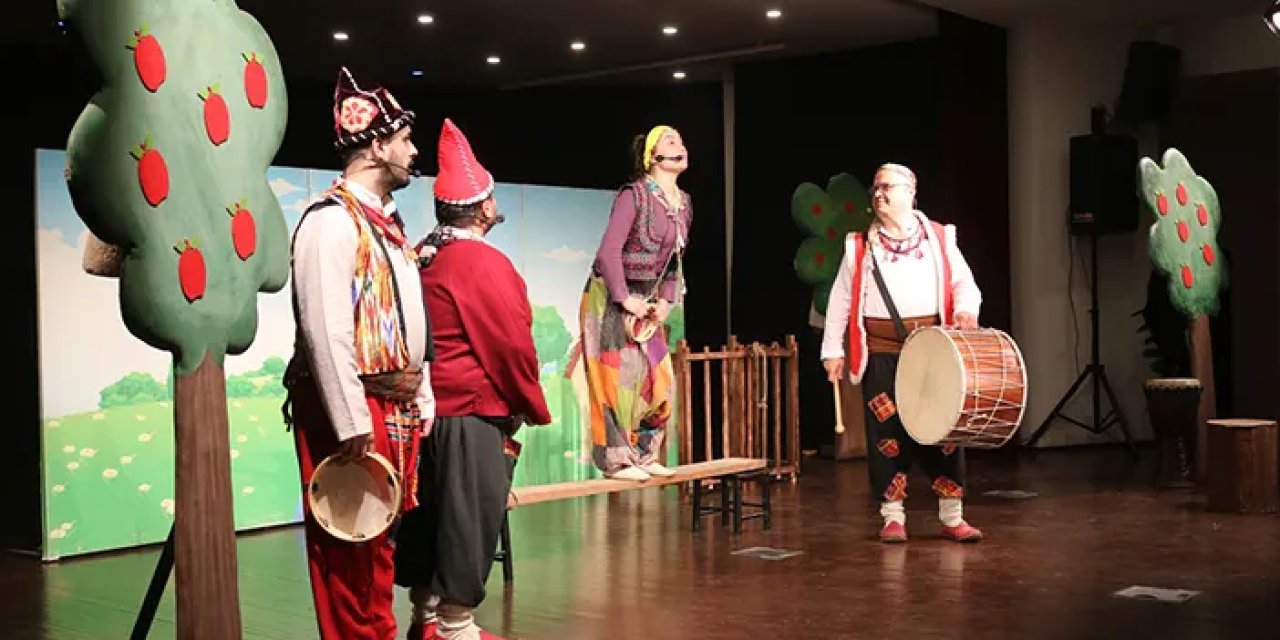 Akçaabat'ta çocukların tiyatro ilgisi! 'Bana Bir Masal Anlat' oyunu miniklerle buluştu