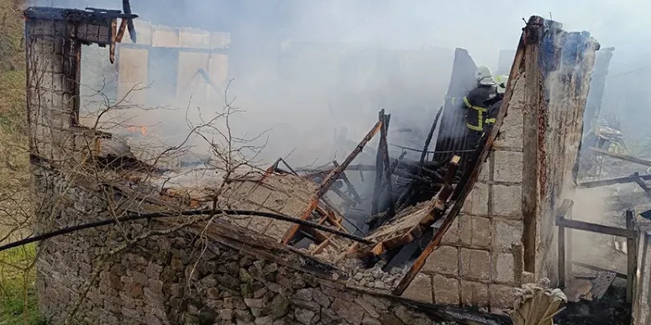 Ordu'da iki katlı evde yangın! Kullanılamaz hale geldi