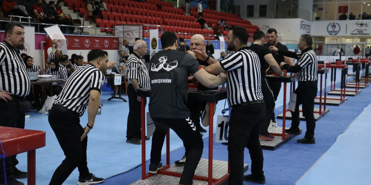 Bilek Güreşi Türkiye Şampiyonası Samsun'da devam ediyor