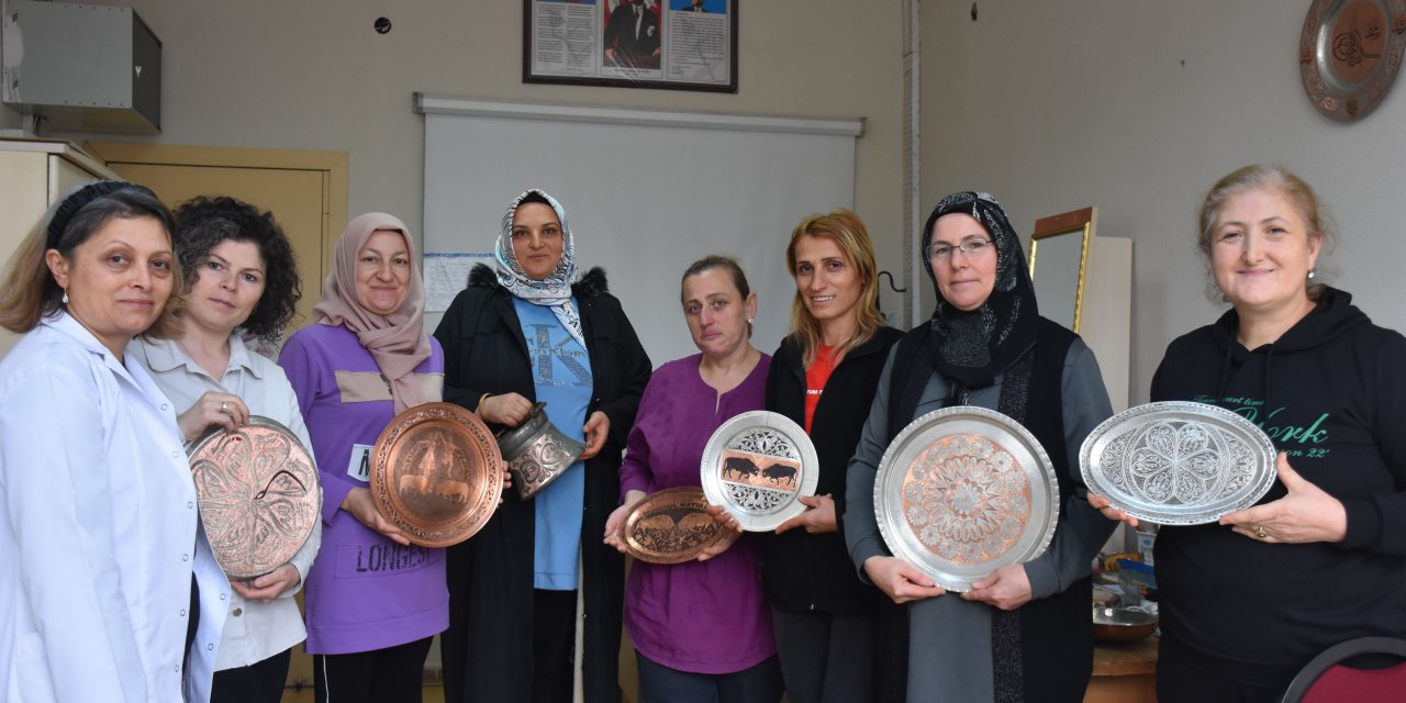 Artvin'de bakır işlemeciliği kursuna katılan kadınlar meslek sahibi oluyor