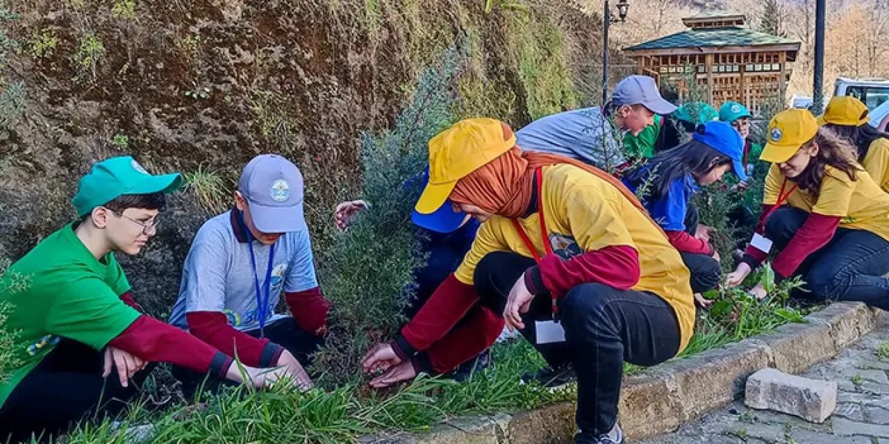 Trabzon'da ortaokul öğrencileri fidan dikti