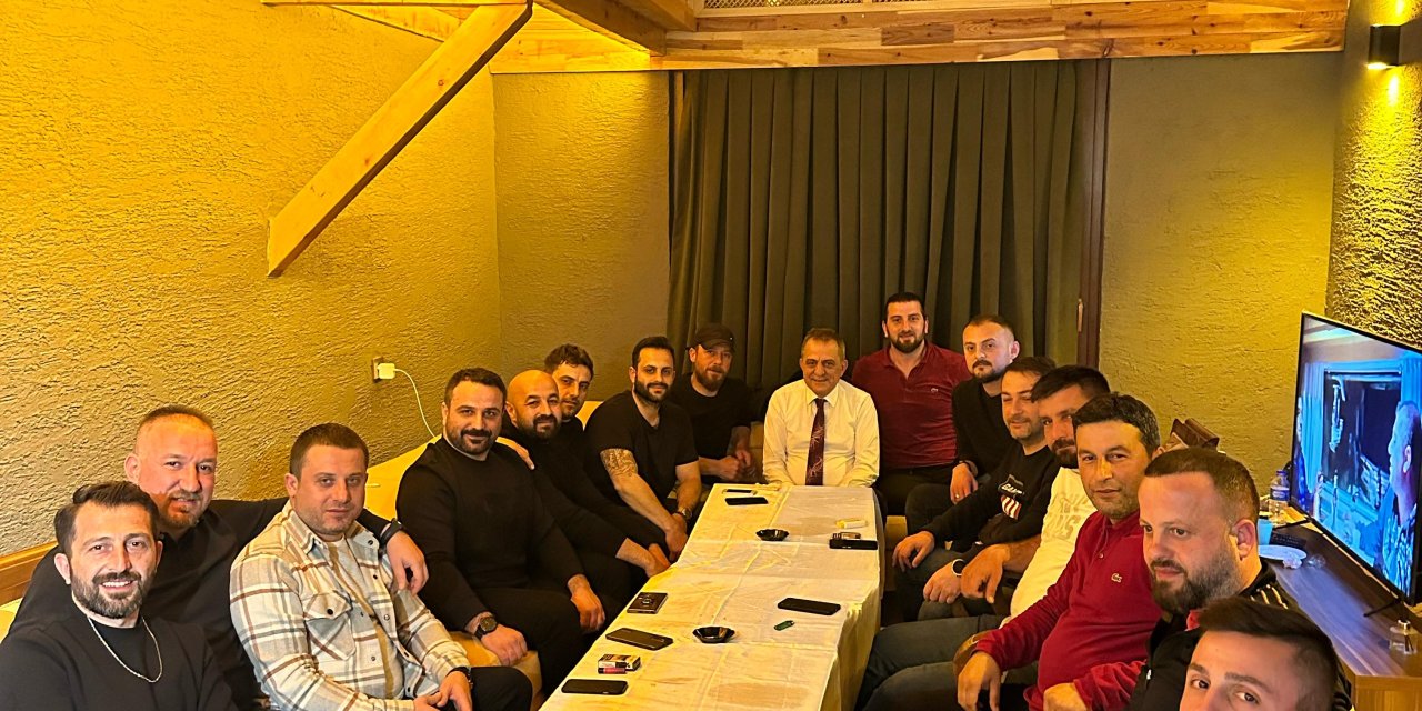 Yomra Belediye Başkan Adayı Sağıroğlu gençlerin sohbetine katıldı! "Görüşlerini benimsiyor ve önemsiyorum"