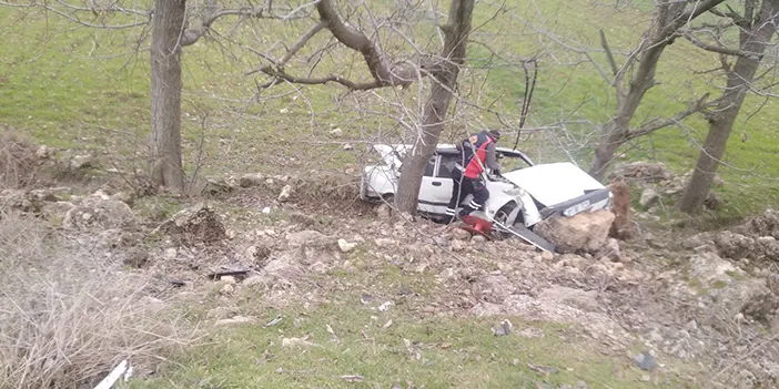 Mardin'de devrilen otomobildeki 2 kişi yaralandı