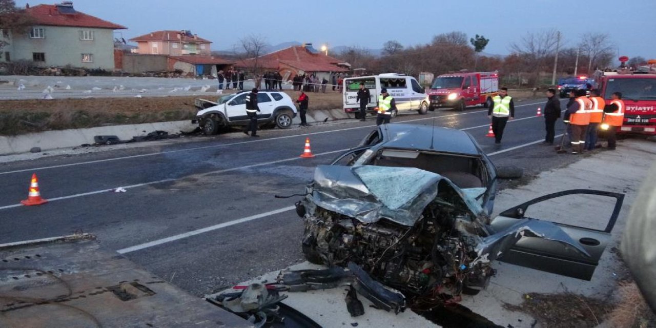 Uşak’ta iki otomobilin kafa kafaya çarpıştı! 1 ölü 2 yaralı