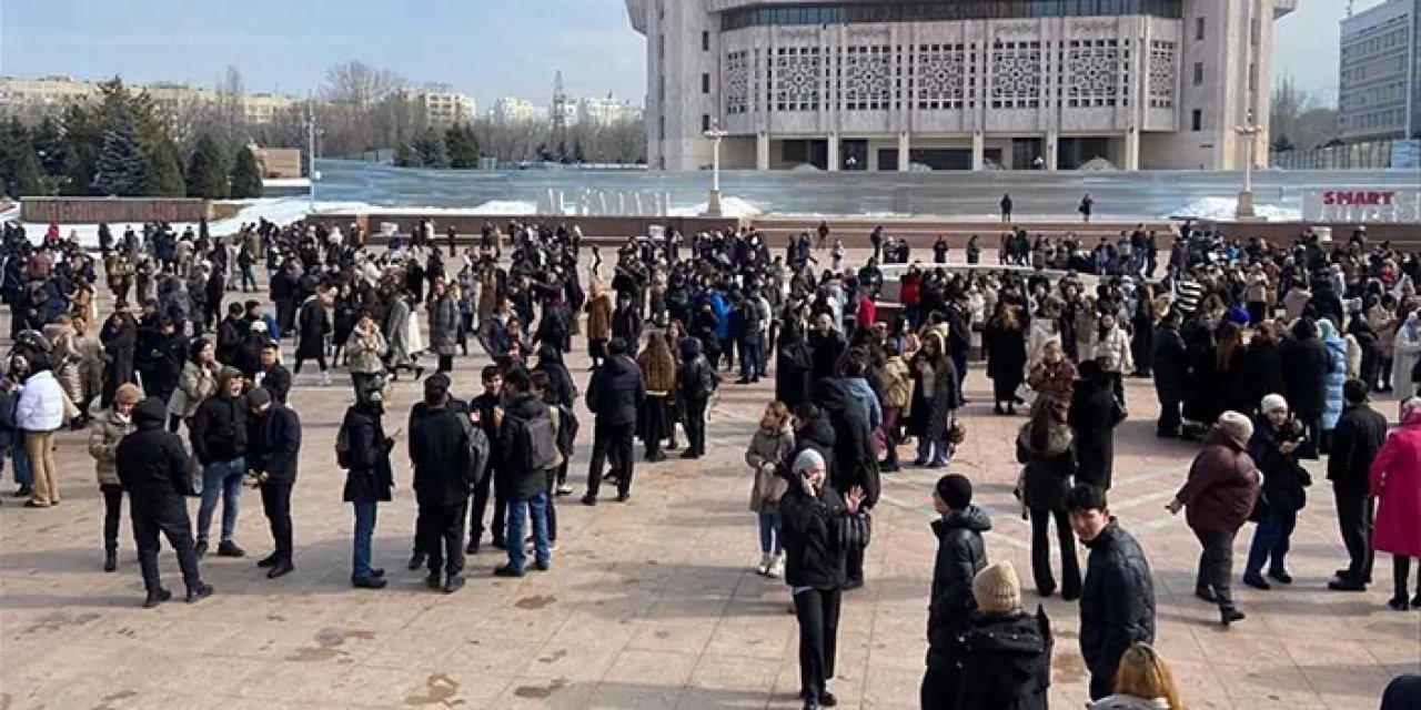 Kazakistan'da 6.1 büyüklüğünde deprem! Halk sokağa döküldü