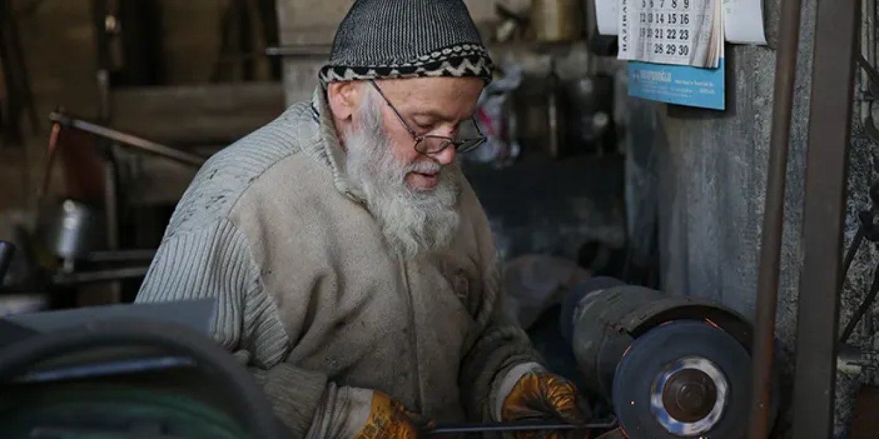 55 yıldır kaynak ustalığı yapıyor! Yeni ustalar yetiştirecek